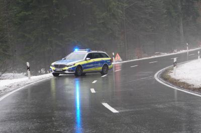 Oberhaugstett: Toedlicher Verkehrsunfall im Begegnunsverkehr zwischen Oberhaugstett und Wenden - 1 Person toedl., 1 Person schwer und Leicht Verletzt